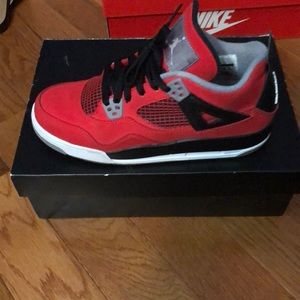 Jordan 4 Toro